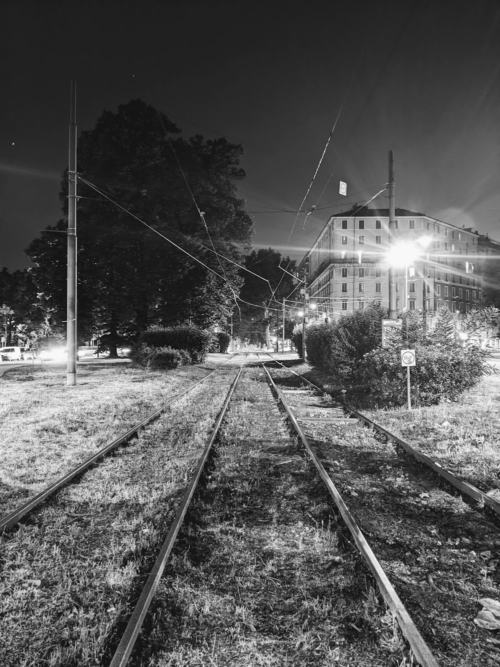 uma foto em preto e branco de um trilho de trem
