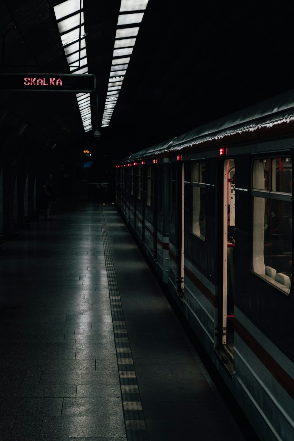 Un tren se detiene en una estación de tren