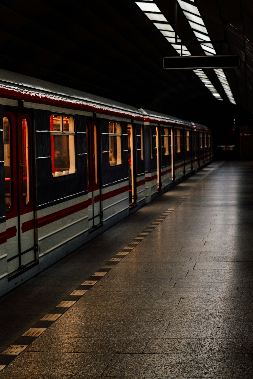 Un tren aparcado en una estación de tren junto a un andén