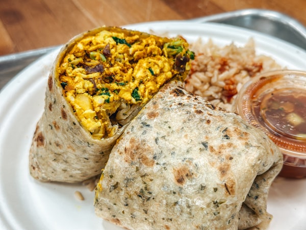 Vegan ontbijtburrito met bonen en avocado — receptfoto