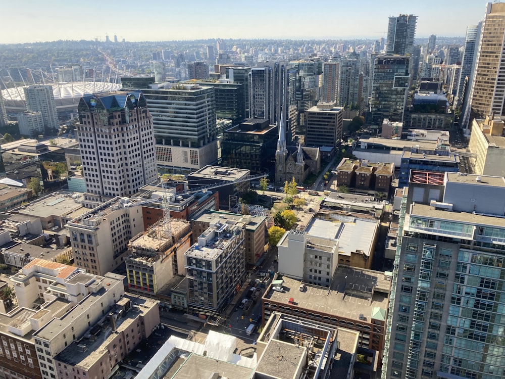 uma vista de uma cidade do topo de um edifício