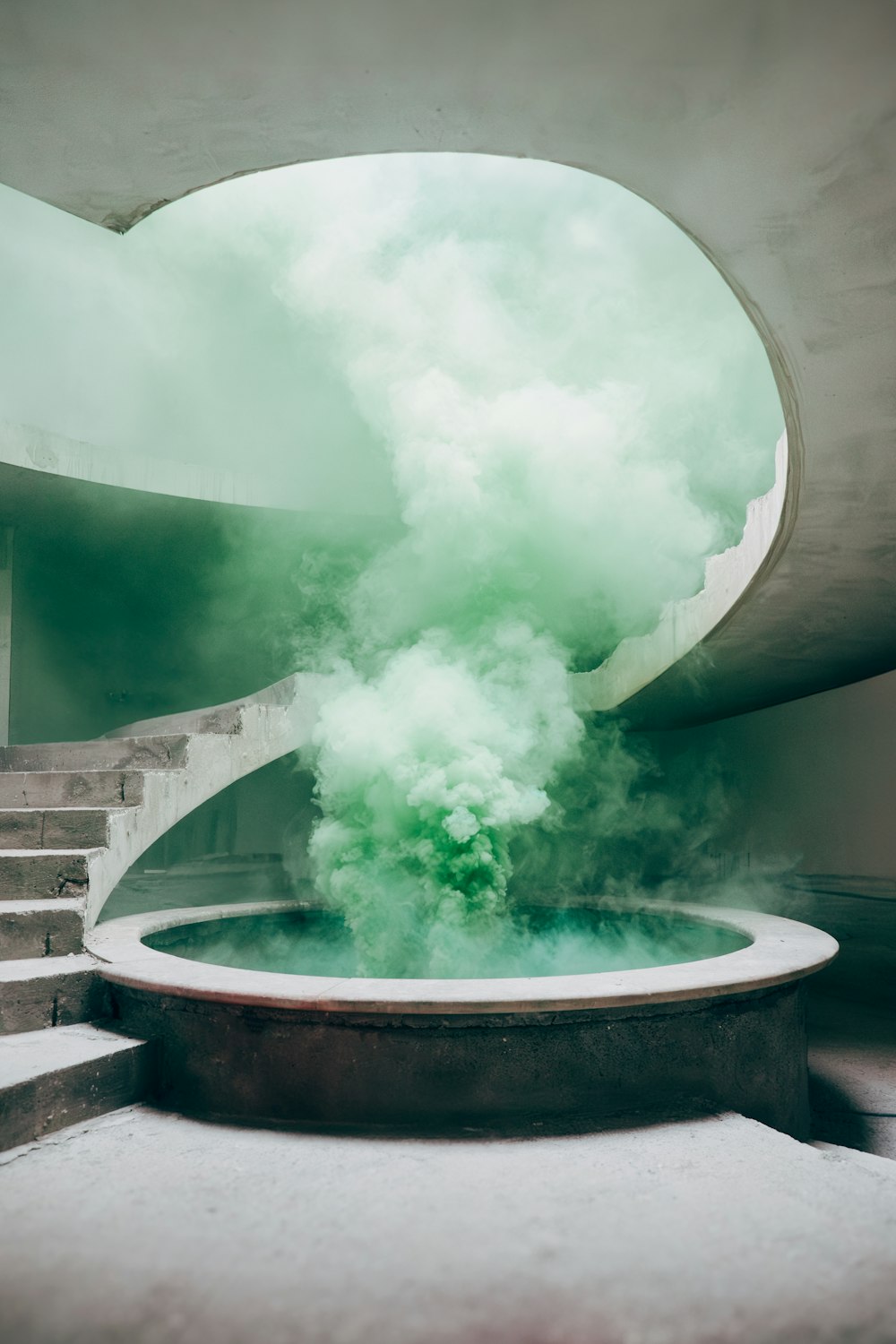 Eine grüne Rauchbombe steigt aus einem Brunnen