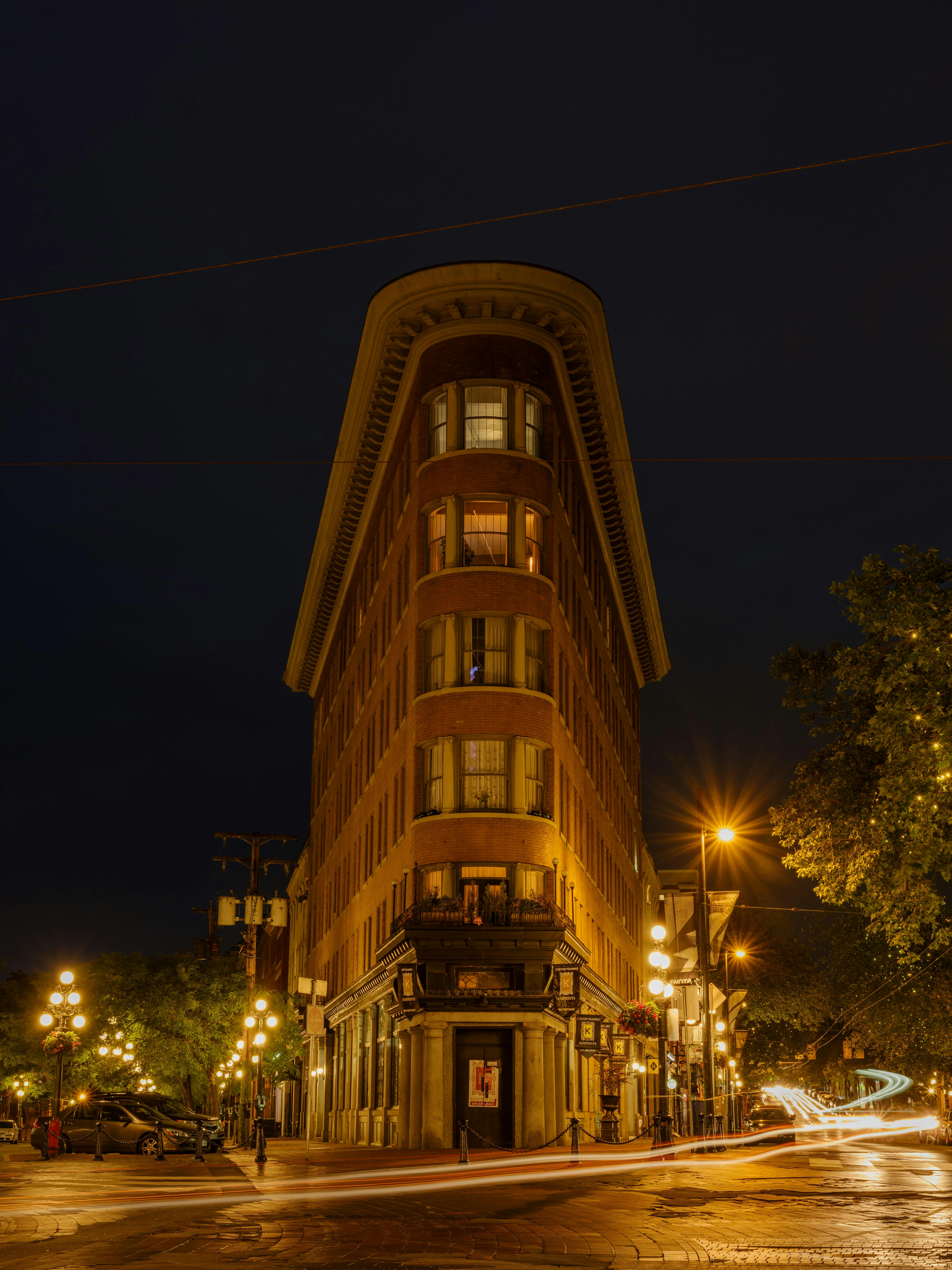 通りの脇にひっそりと佇む高層ビル