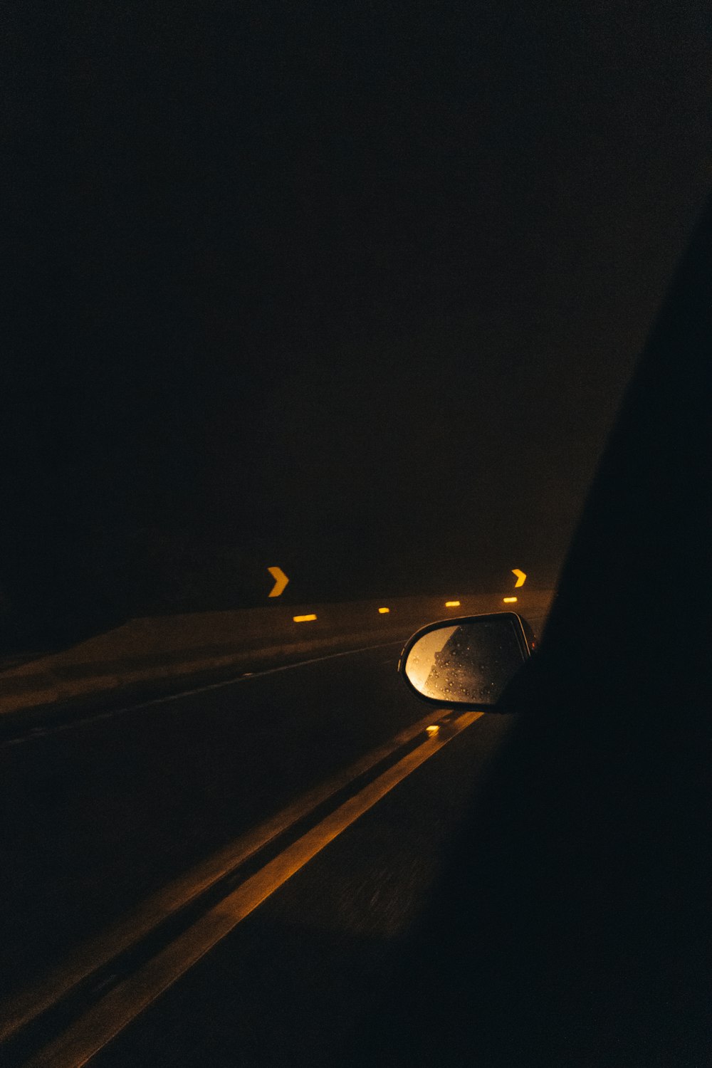 Un coche conduciendo por una autopista de noche