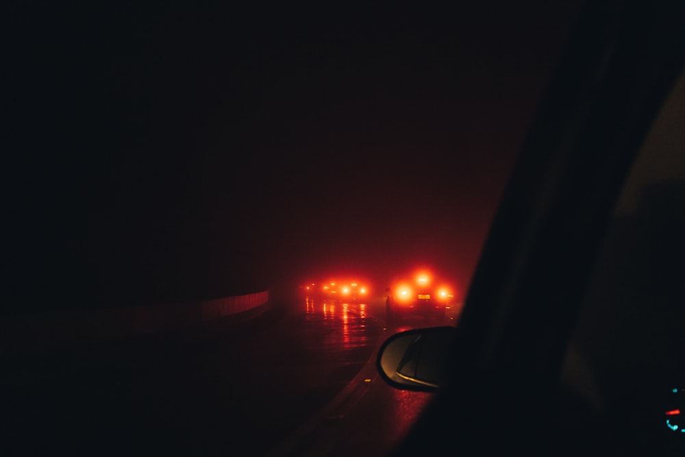 Un coche conduciendo por una carretera oscura por la noche