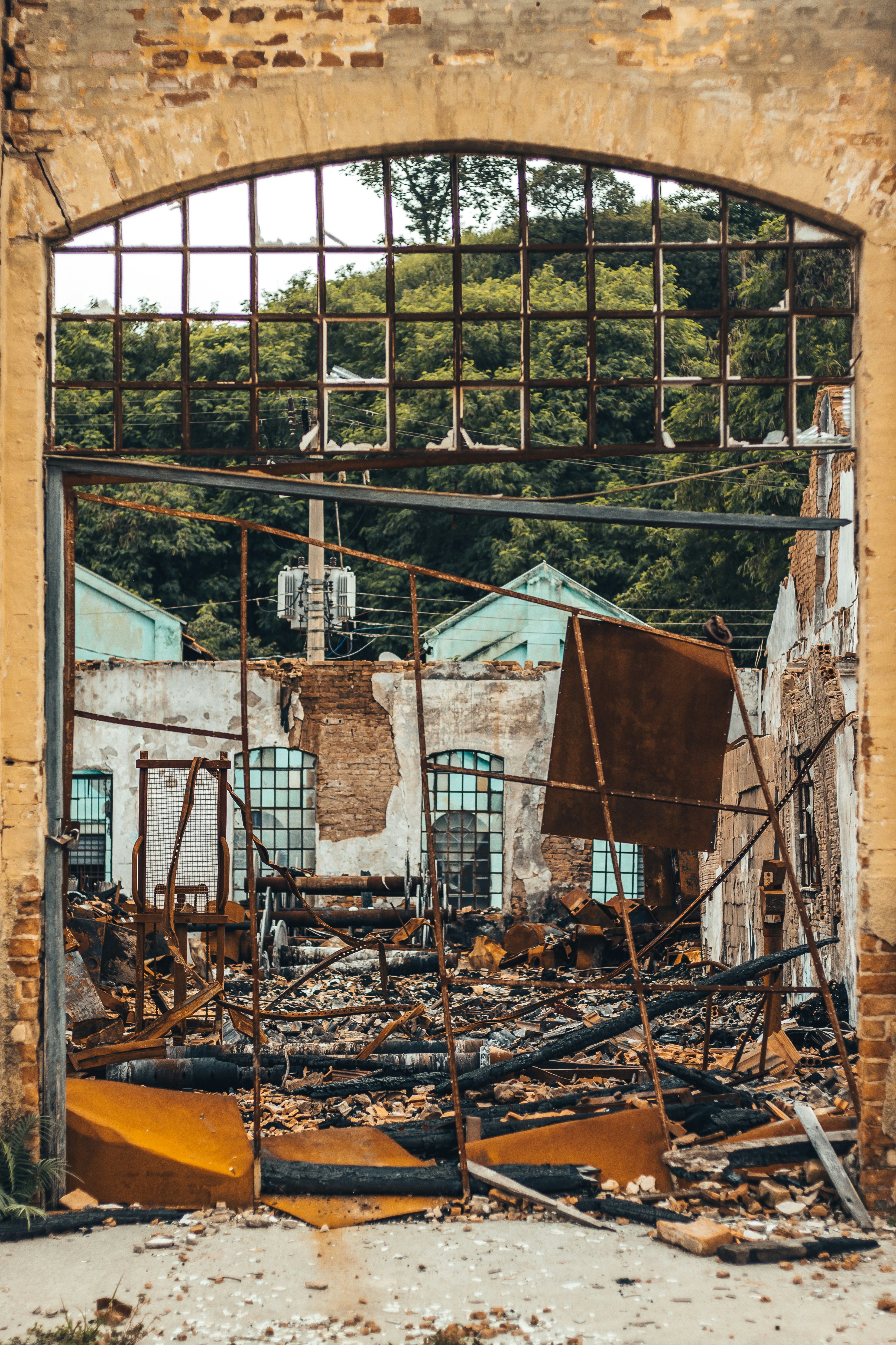 Ein altes Gebäude mit einem Haufen zerbrochener Fenster
