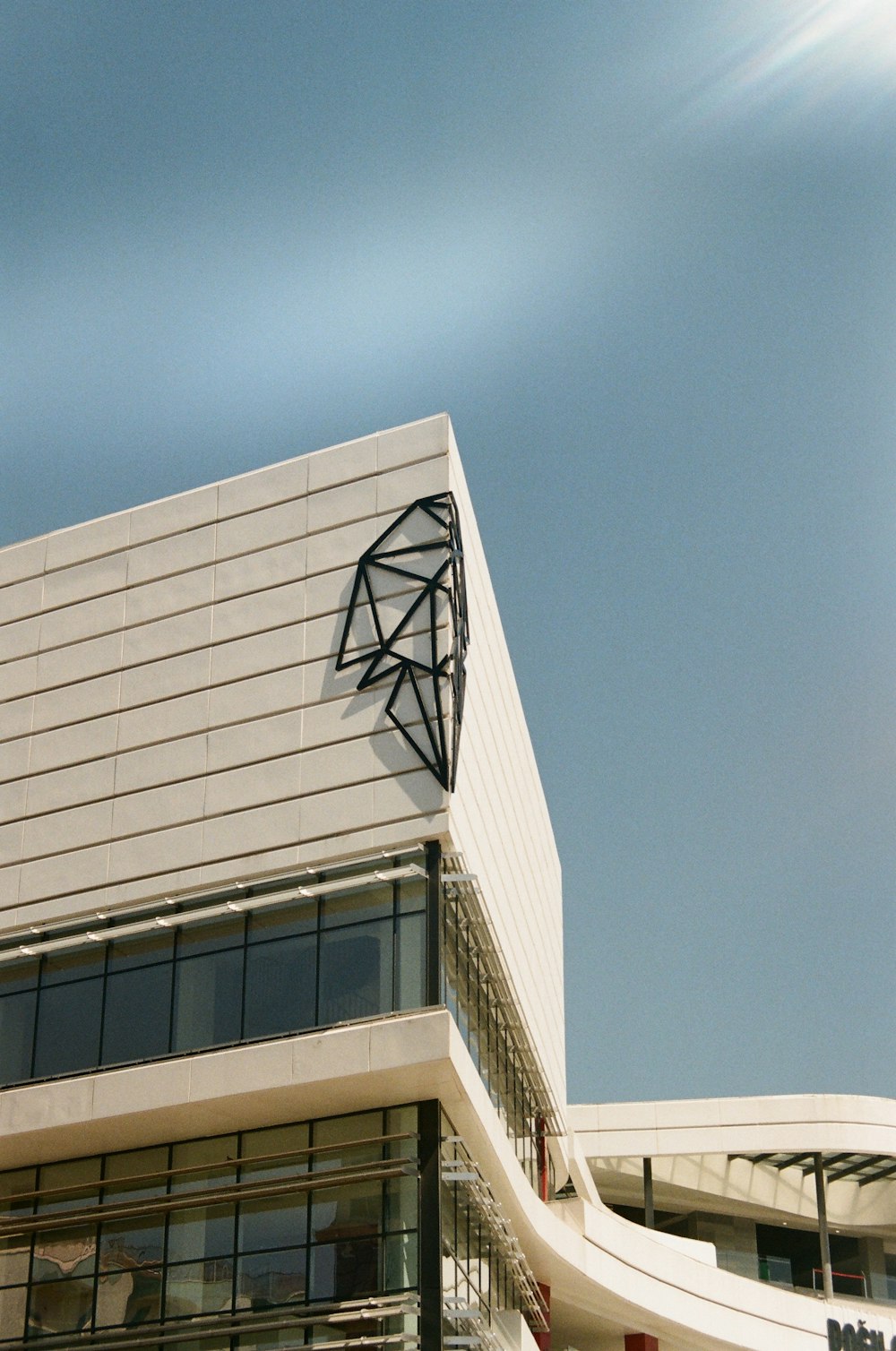 ein Gebäude mit einer Uhr auf dem Dach