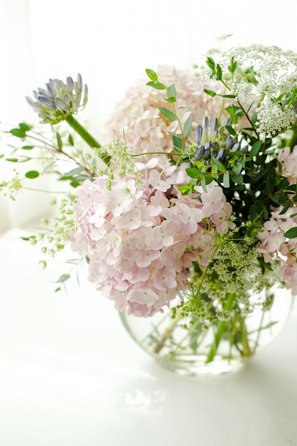 a vase filled with lots of pink flowers