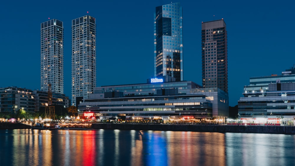 Blick auf eine Stadt bei Nacht von der anderen Seite des Wassers