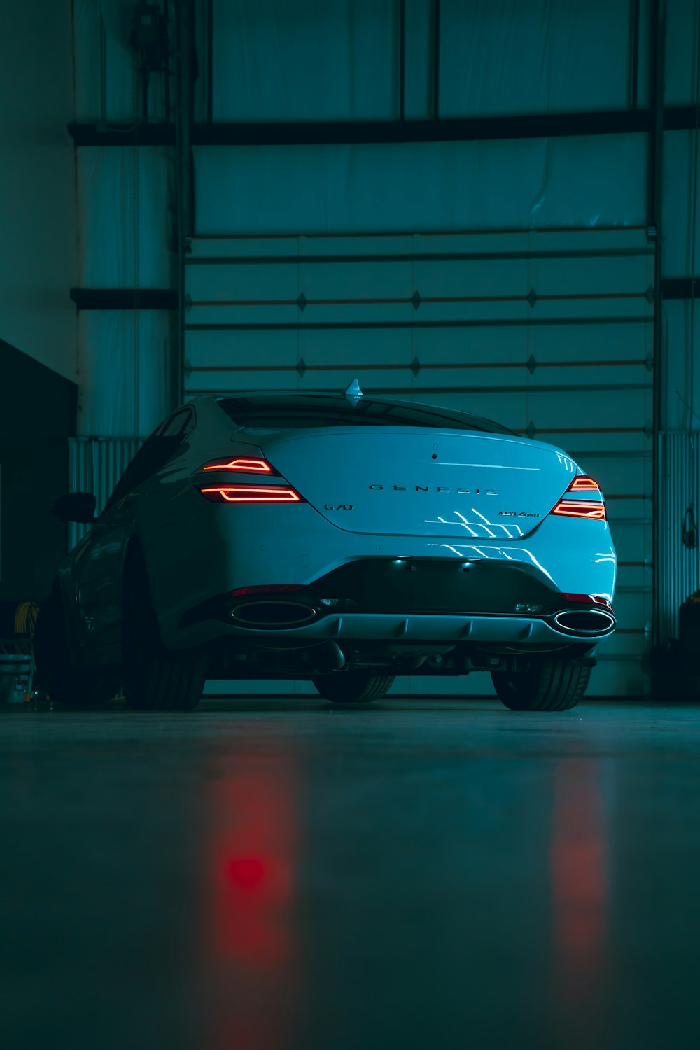 um carro esportivo azul estacionado em uma garagem