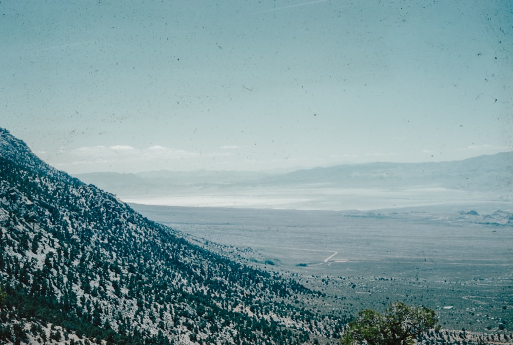 une vue d’une montagne enneigée