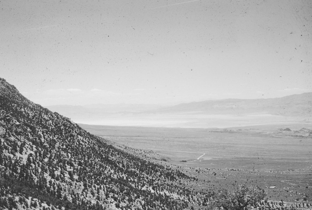 Una foto en blanco y negro de una montaña