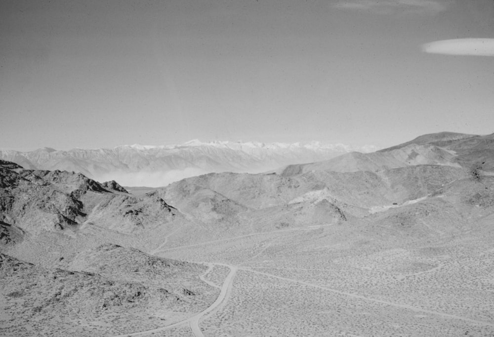 uma foto em preto e branco de uma cordilheira