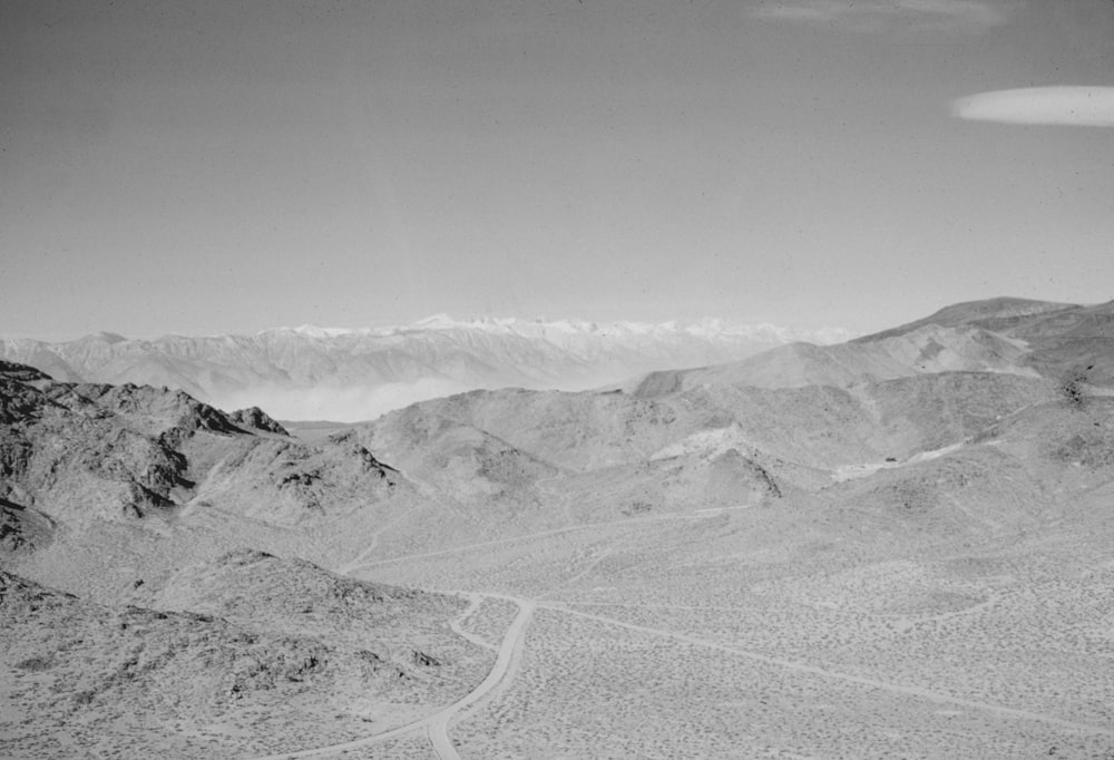 Una foto in bianco e nero di una catena montuosa