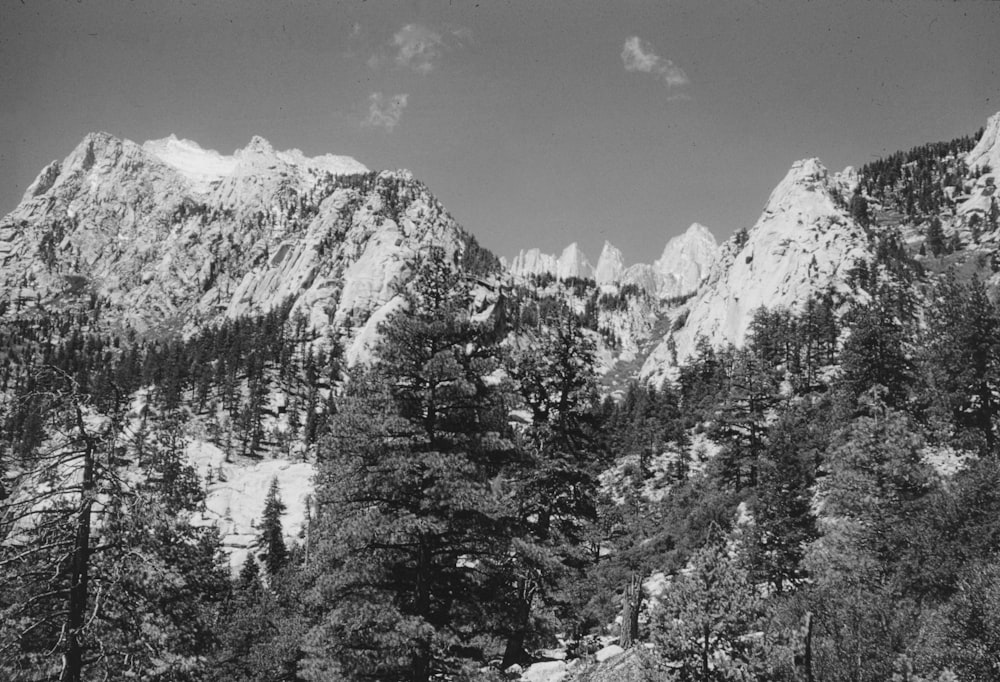 Ein Schwarz-Weiß-Foto eines Gebirges