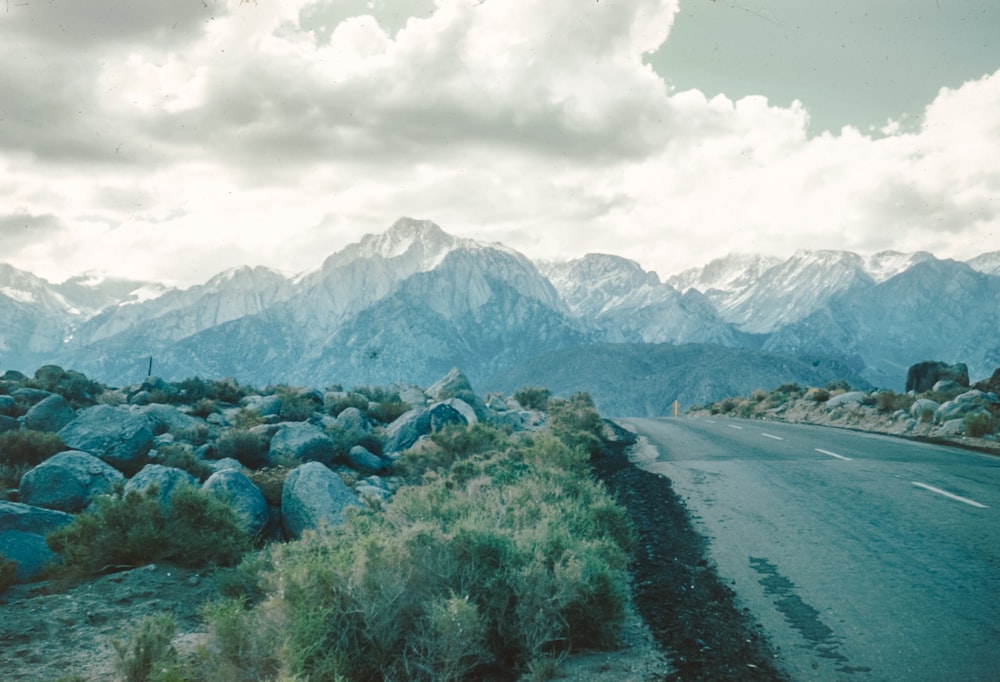 una vista panorámica de una cadena montañosa y una carretera