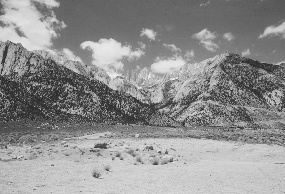 Una foto en blanco y negro de una cadena montañosa