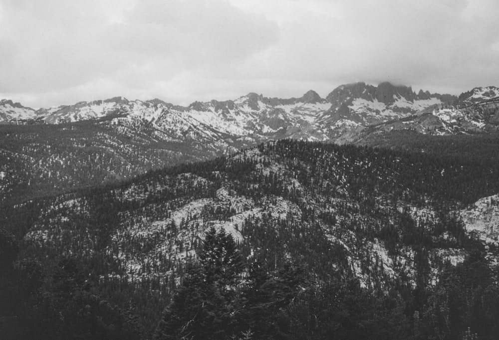 Una foto en blanco y negro de una cadena montañosa