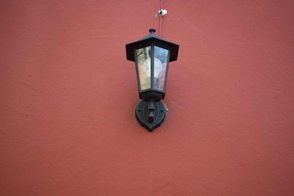 una luz negra en una pared roja