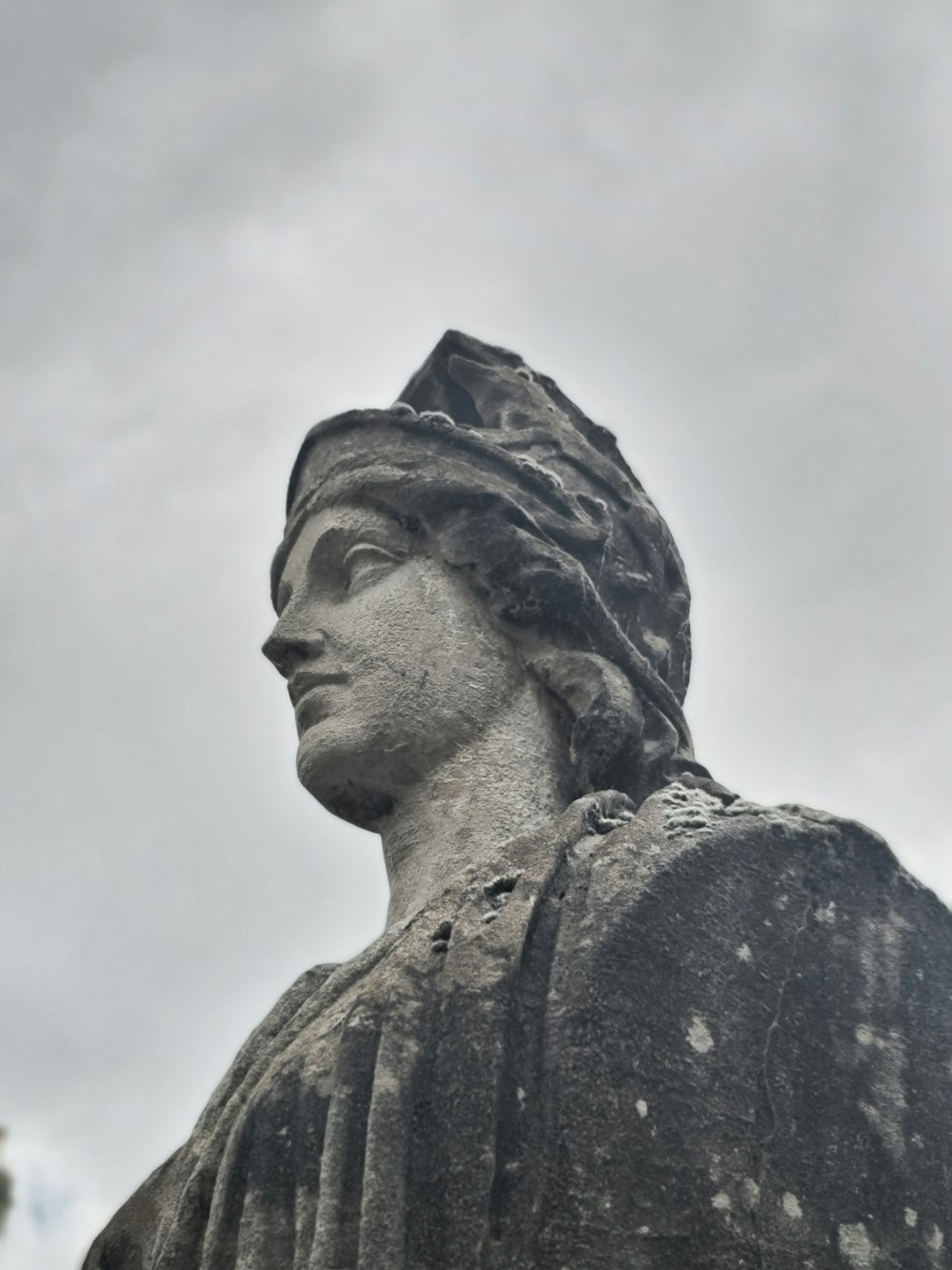 una estatua de una mujer con un pañuelo en la cabeza