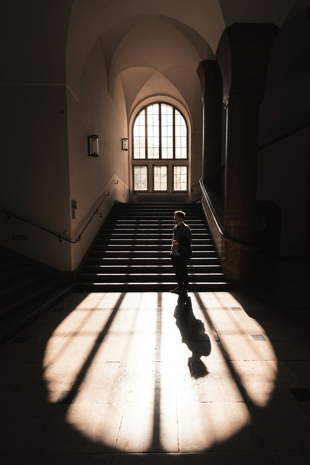 una persona in piedi su una rampa di scale in un edificio