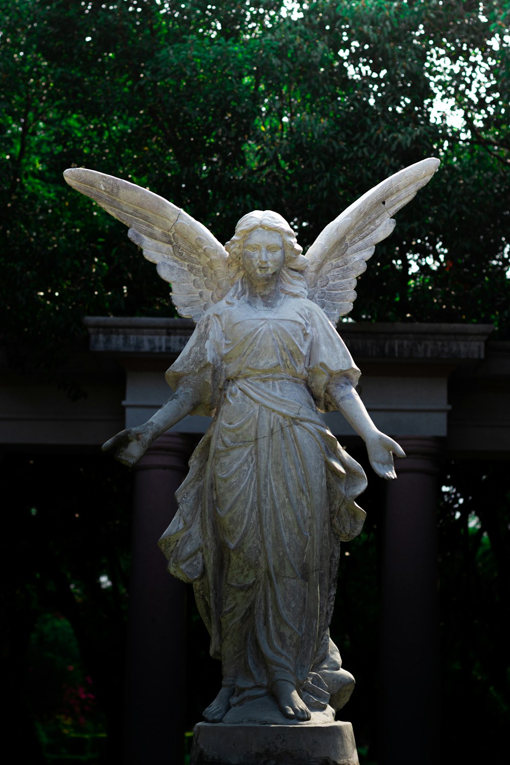 eine Statue einer Frau, die einen Vogel hält
