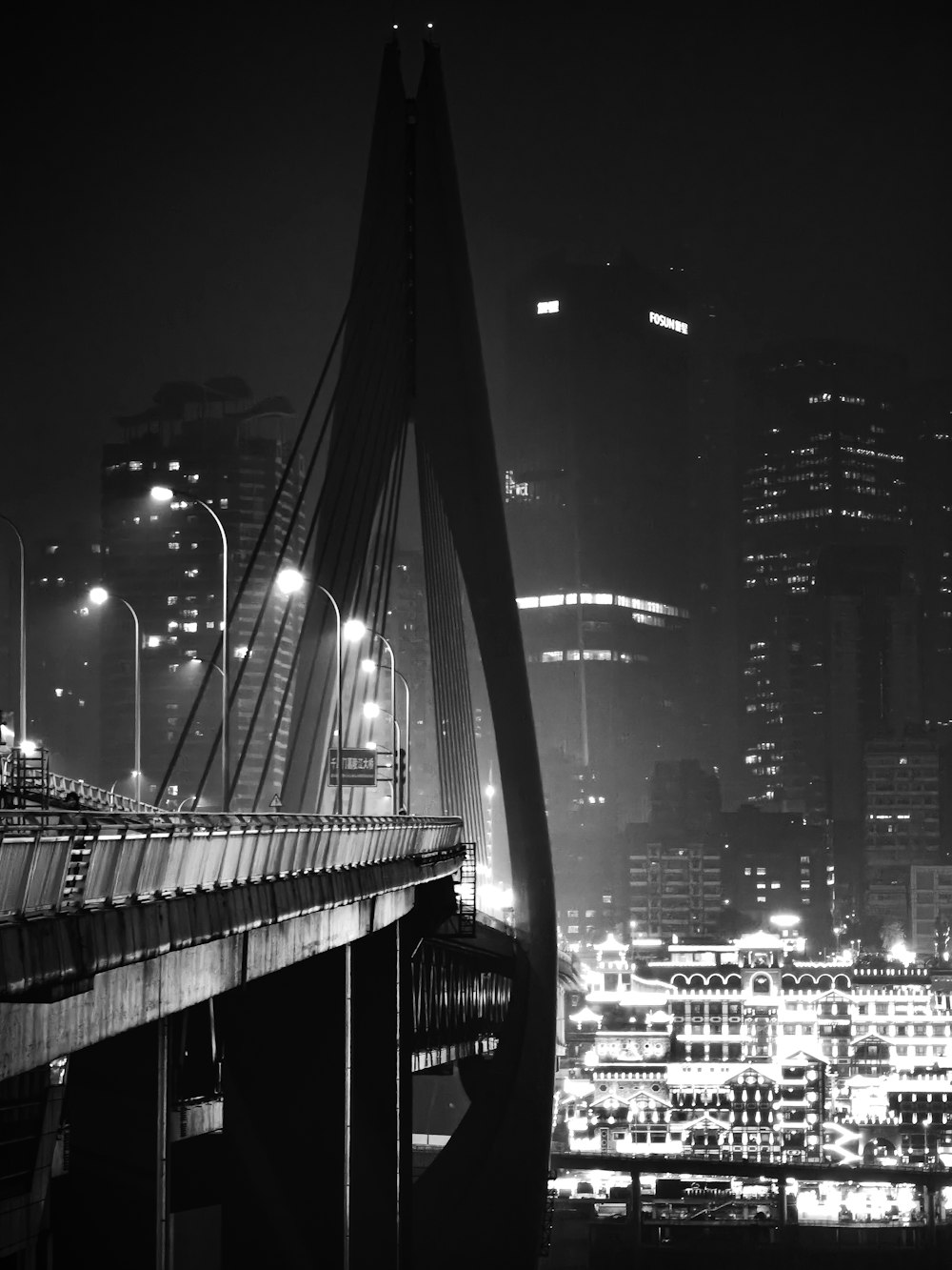 uma foto em preto e branco de uma cidade à noite