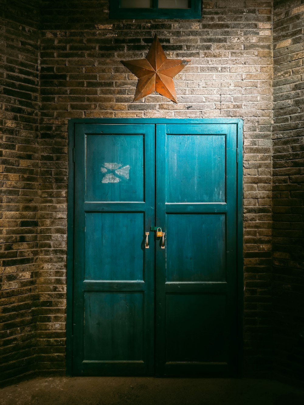 その上に星が描かれた緑色のドア