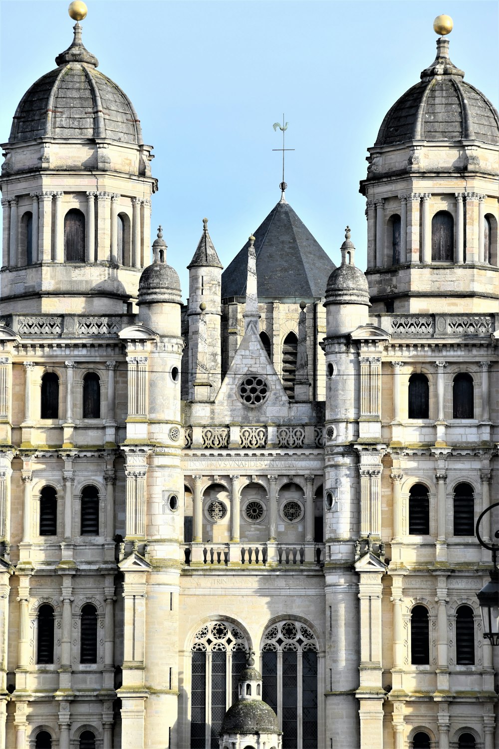 un grand bâtiment avec une horloge sur le devant