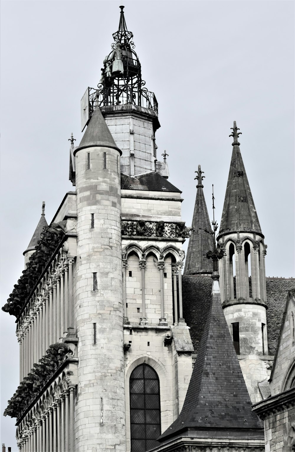 시계탑이 있는 건물의 흑백 사진