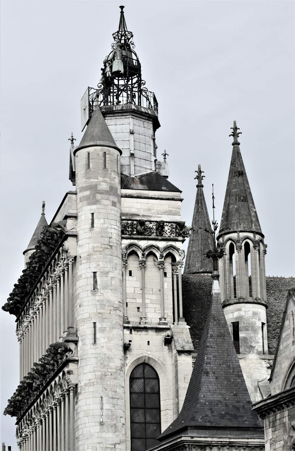 Una foto in bianco e nero di un edificio con una torre dell'orologio