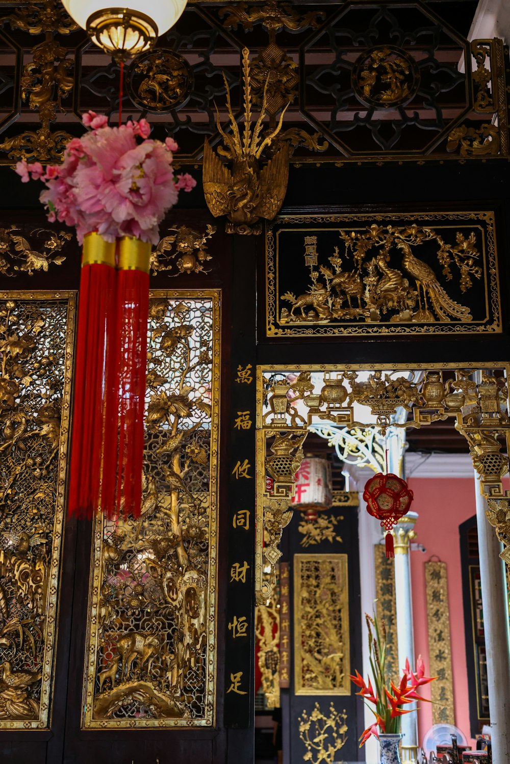 un vase rouge et jaune avec des fleurs à l’intérieur