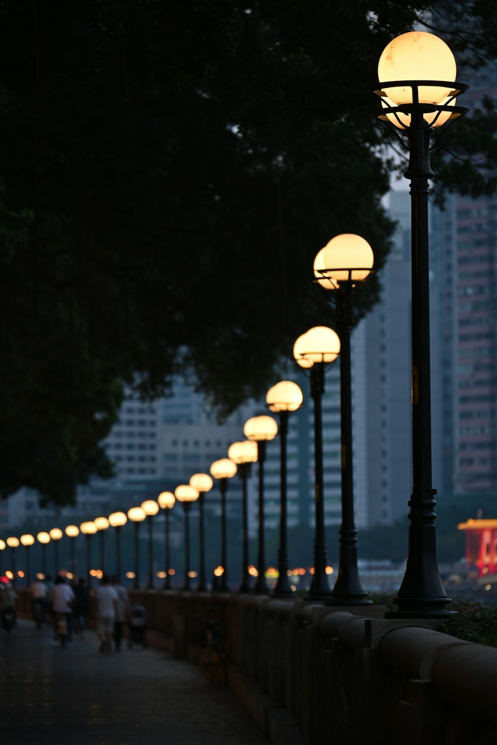 una fila di lampioni su una strada cittadina