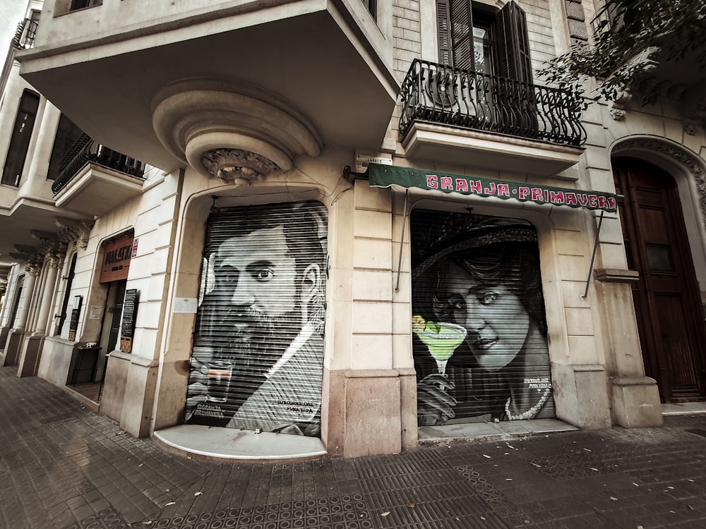 um edifício com um mural de dois homens sobre ele