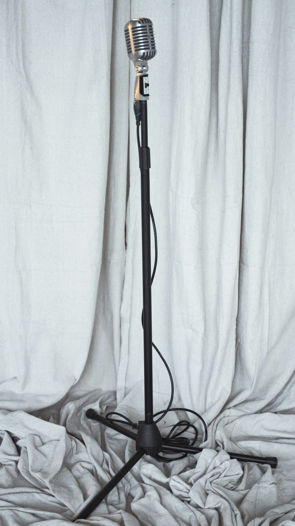 um microfone em um suporte em uma cama