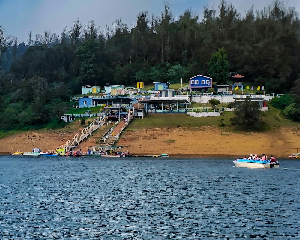 um barco em um corpo de água perto de uma praia