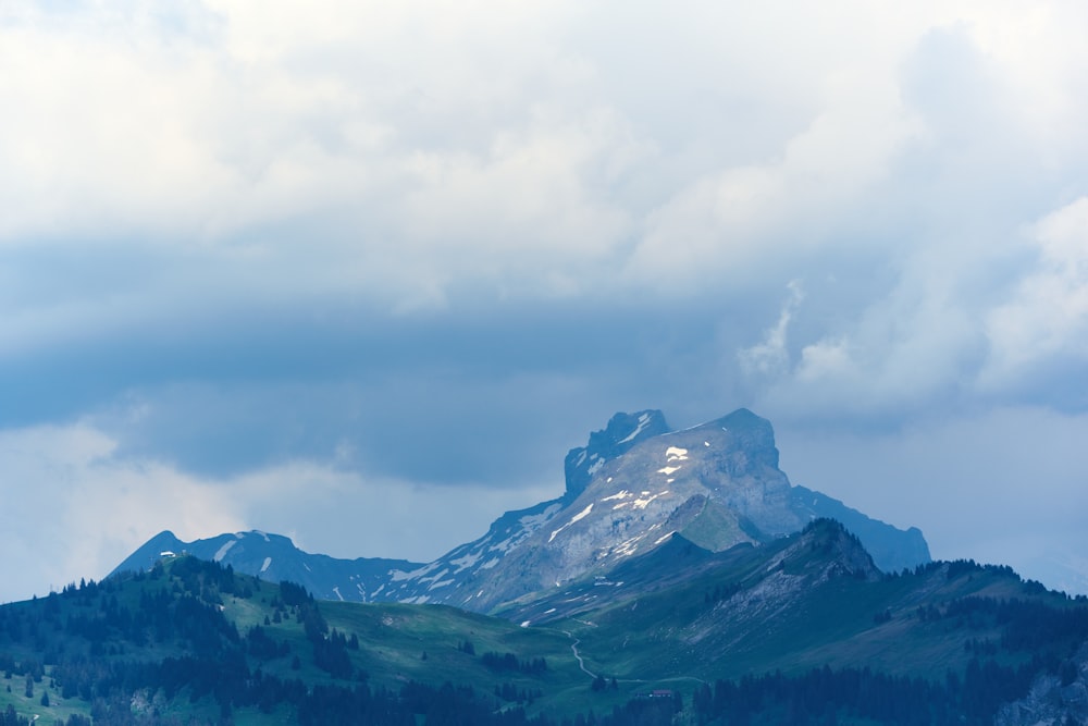 una montagna con una cima innevata in lontananza