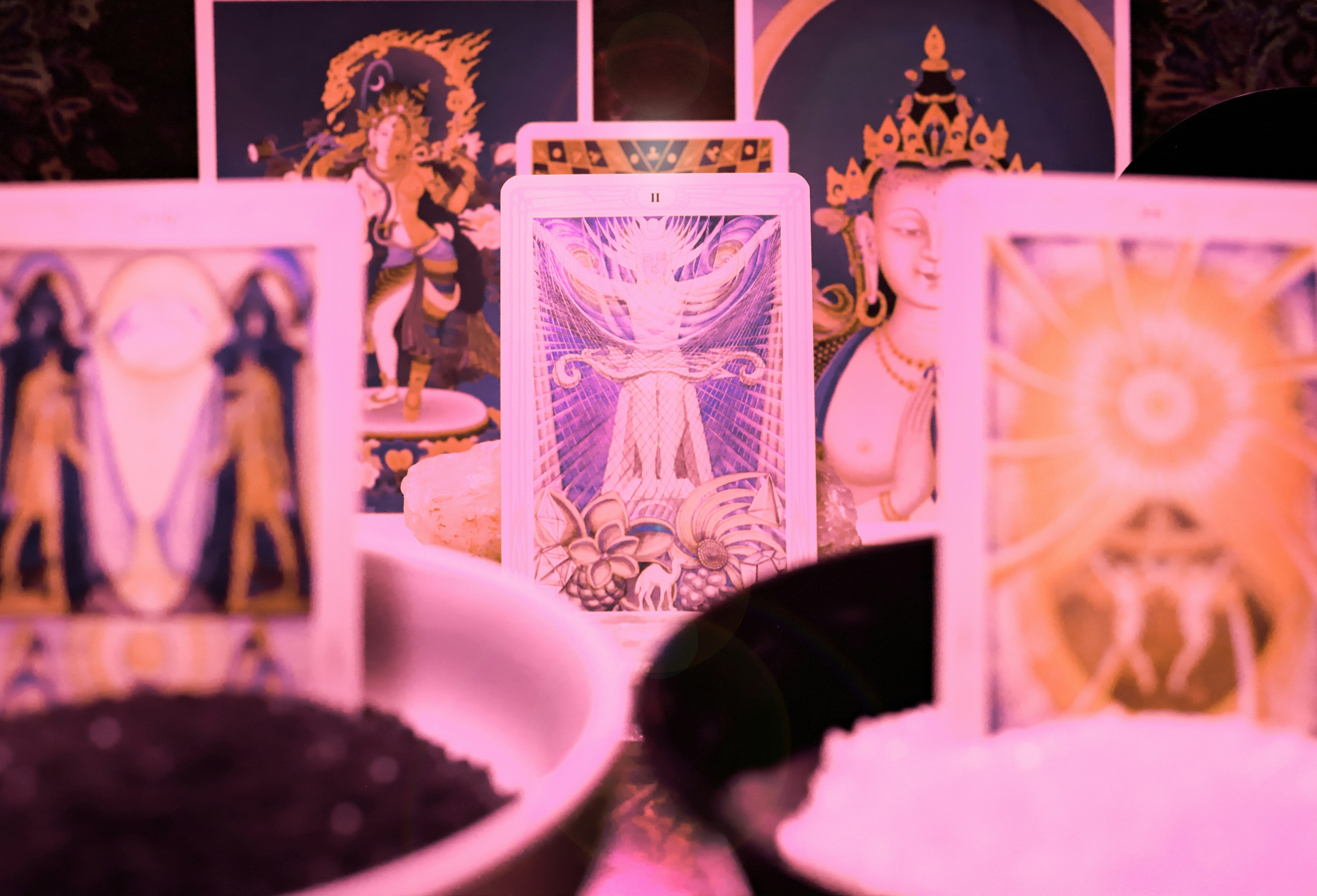 Yükselen Akrep burcunun gizemli enerjisini, içsel gücünü ve ruhsal dönüşümü simgeleyen, kozmik bir arka plan üzerinde odaklanmış ve güçlü bir figür.