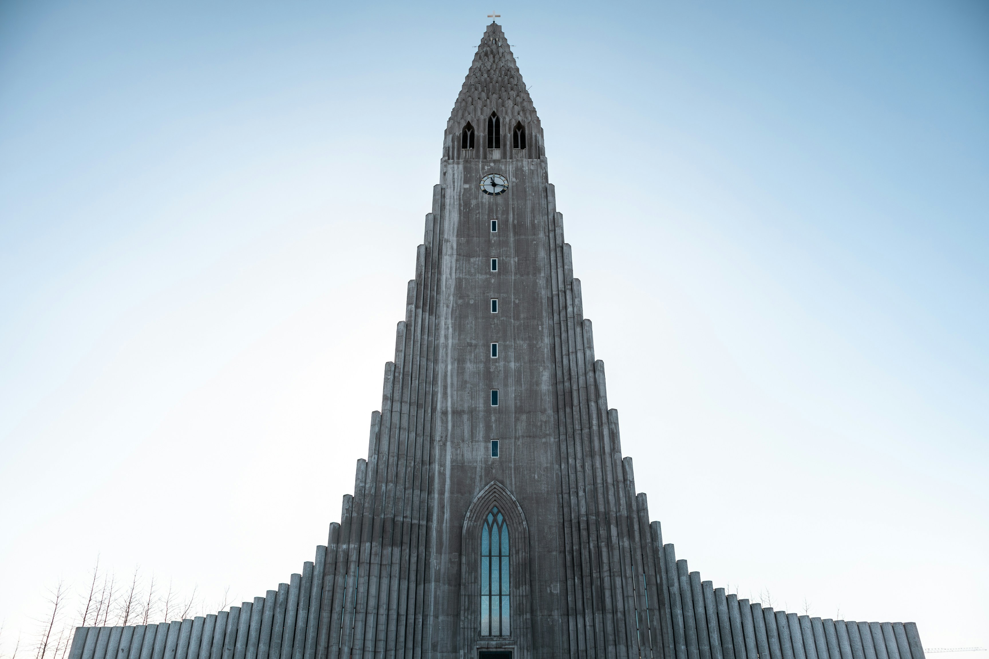 un edificio molto alto con un orologio su un lato