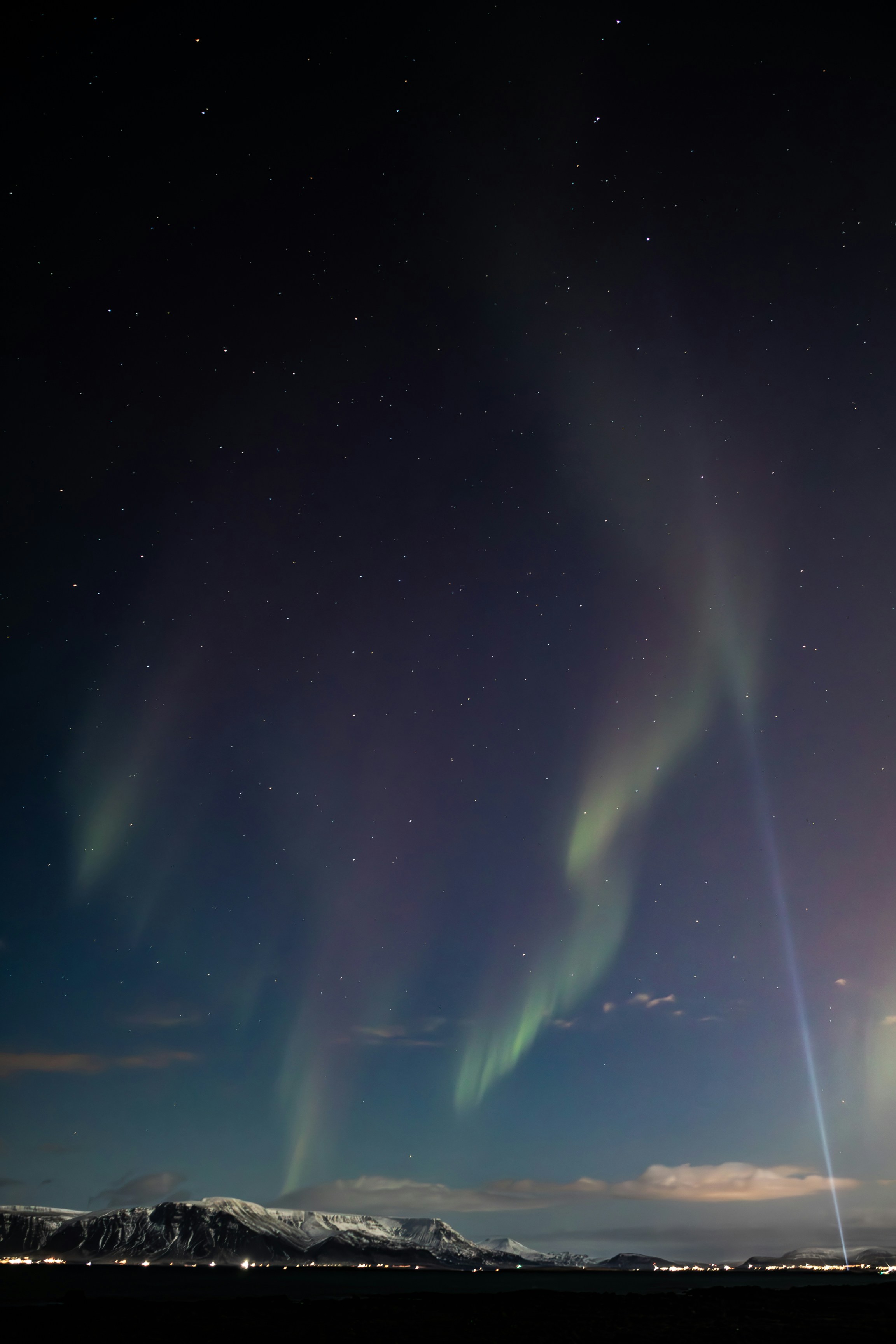 un paio di luci che sono nel cielo
