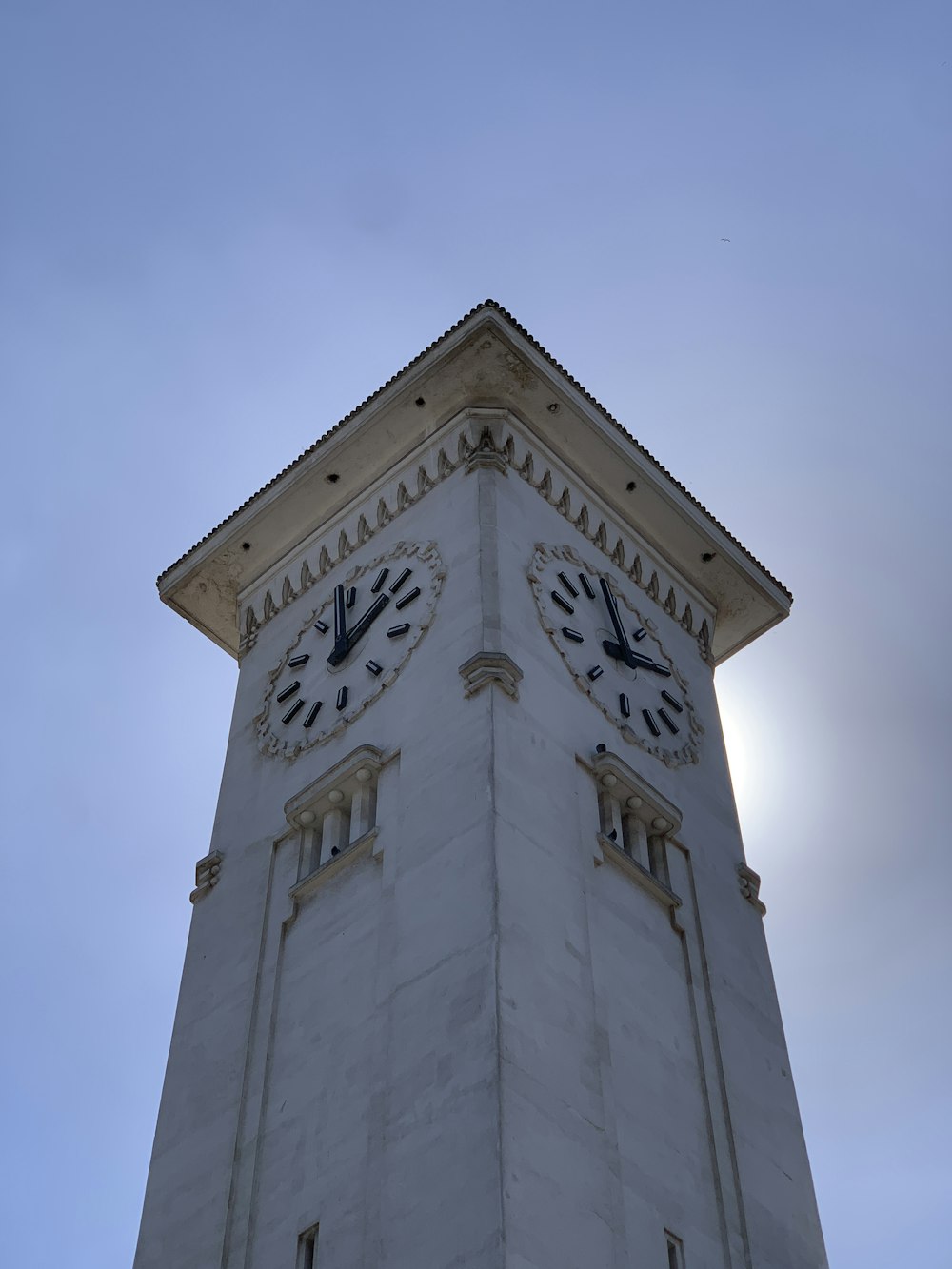 空を背景にした背の高い時計塔