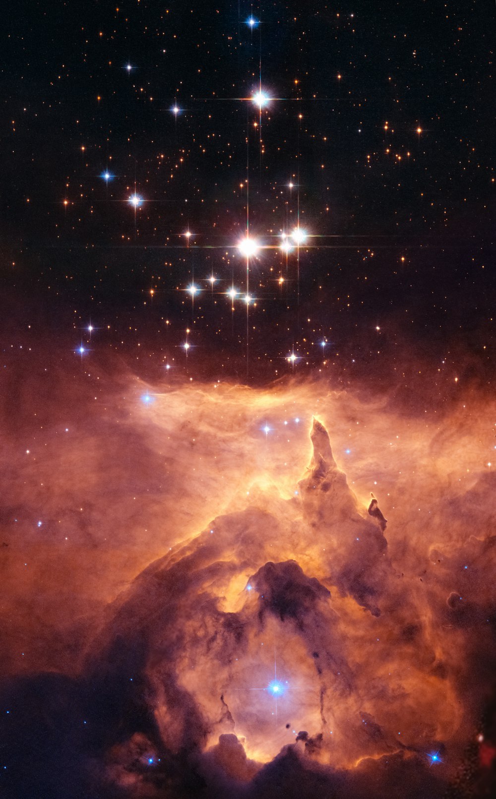 a star cluster in the middle of a night sky