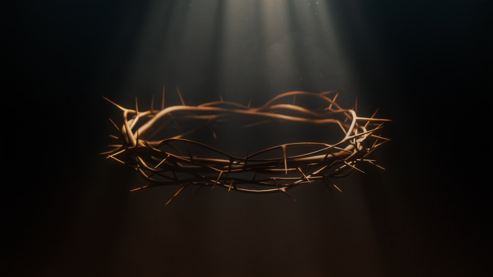une couronne de couronne de Jésus avec des rayons venant de derrière