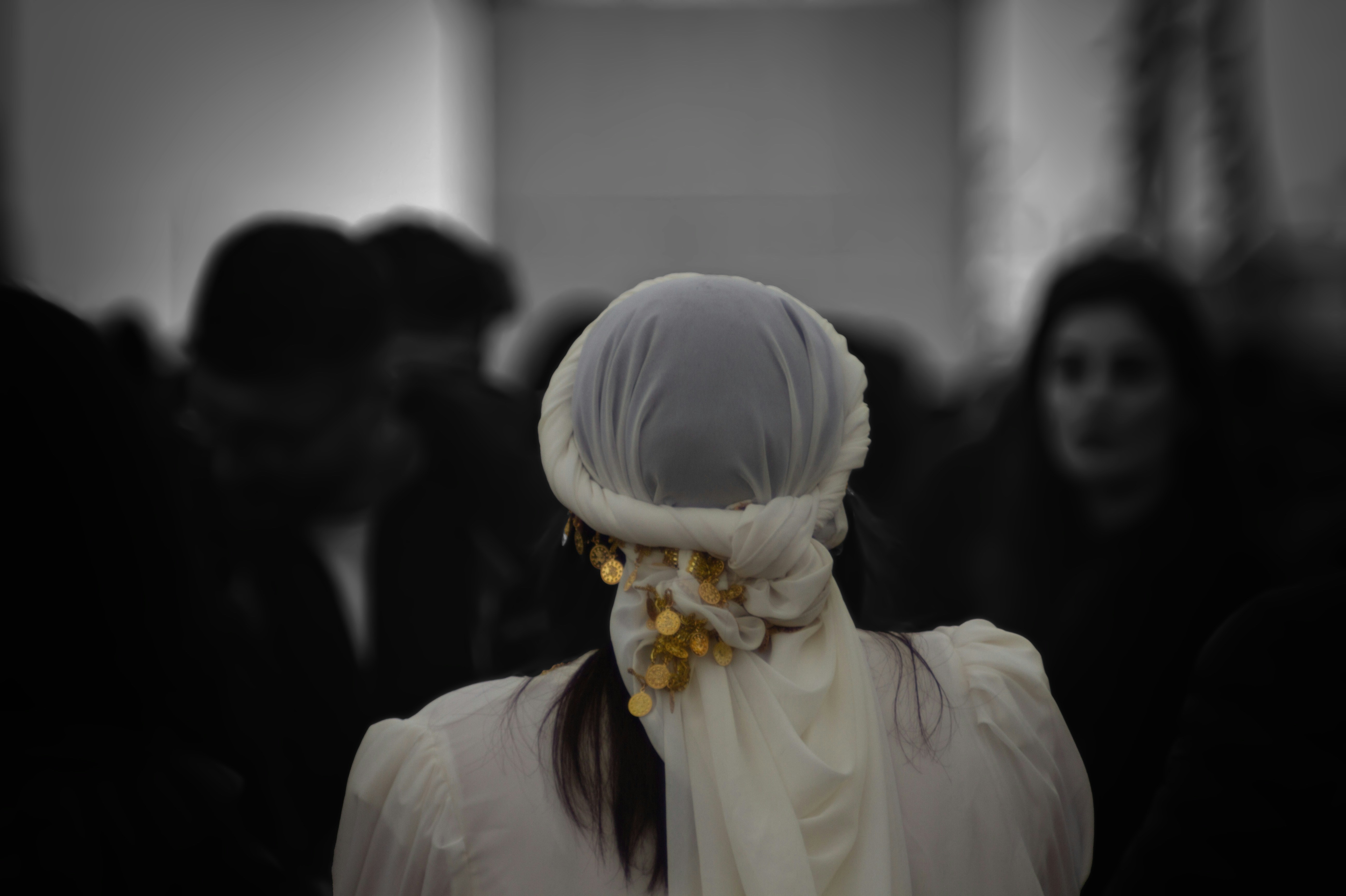 una mujer con un pañuelo blanco alrededor de la cabeza