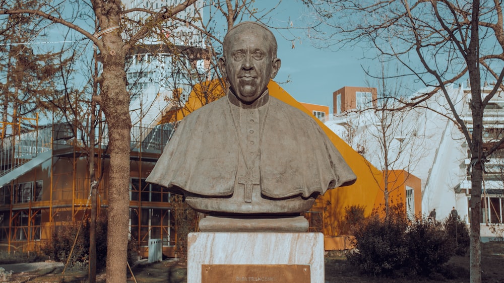 a statue of a man in front of a building