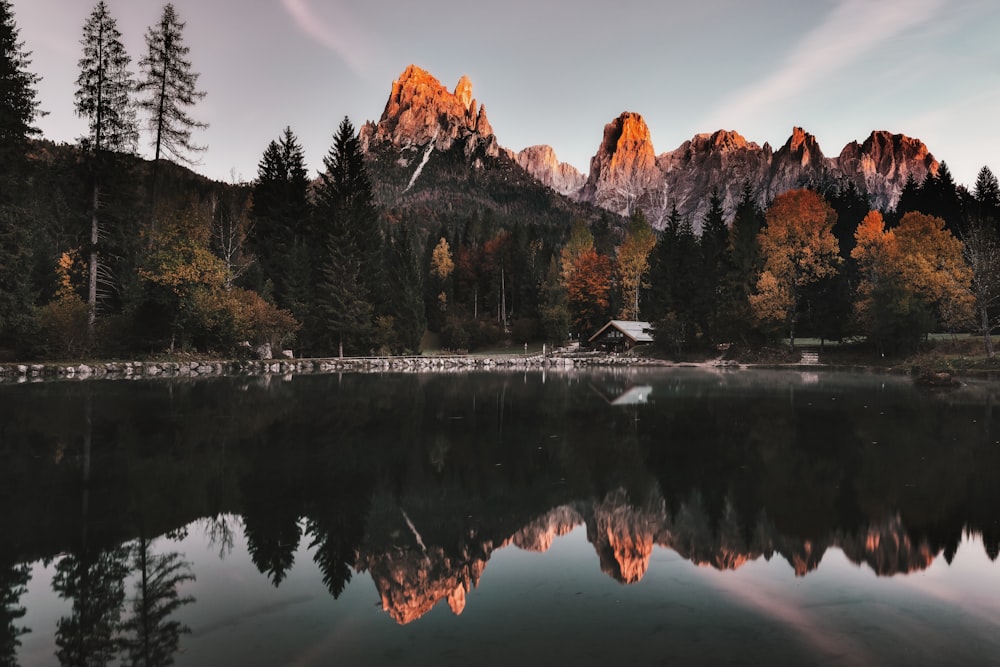Un lago circondato da alberi con montagne sullo sfondo