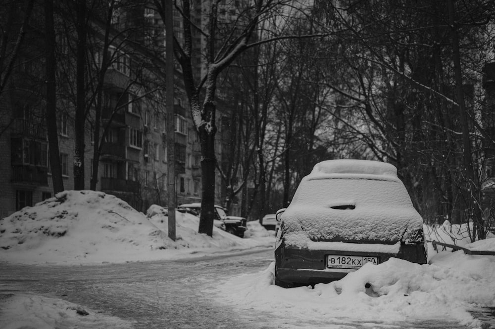 Un coche está aparcado en una calle nevada