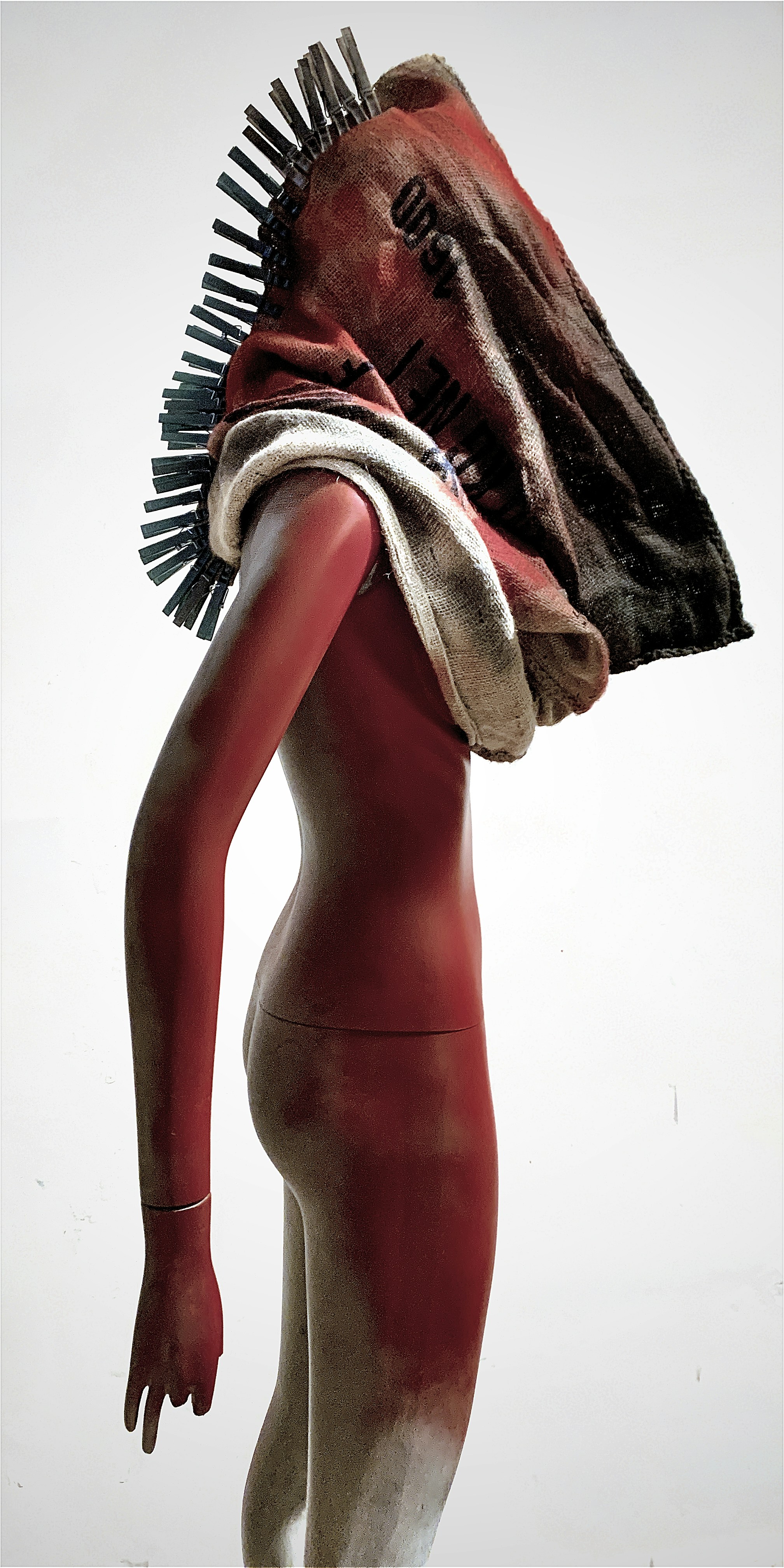 uma escultura de uma mulher com uma escova de cabelo na cabeça