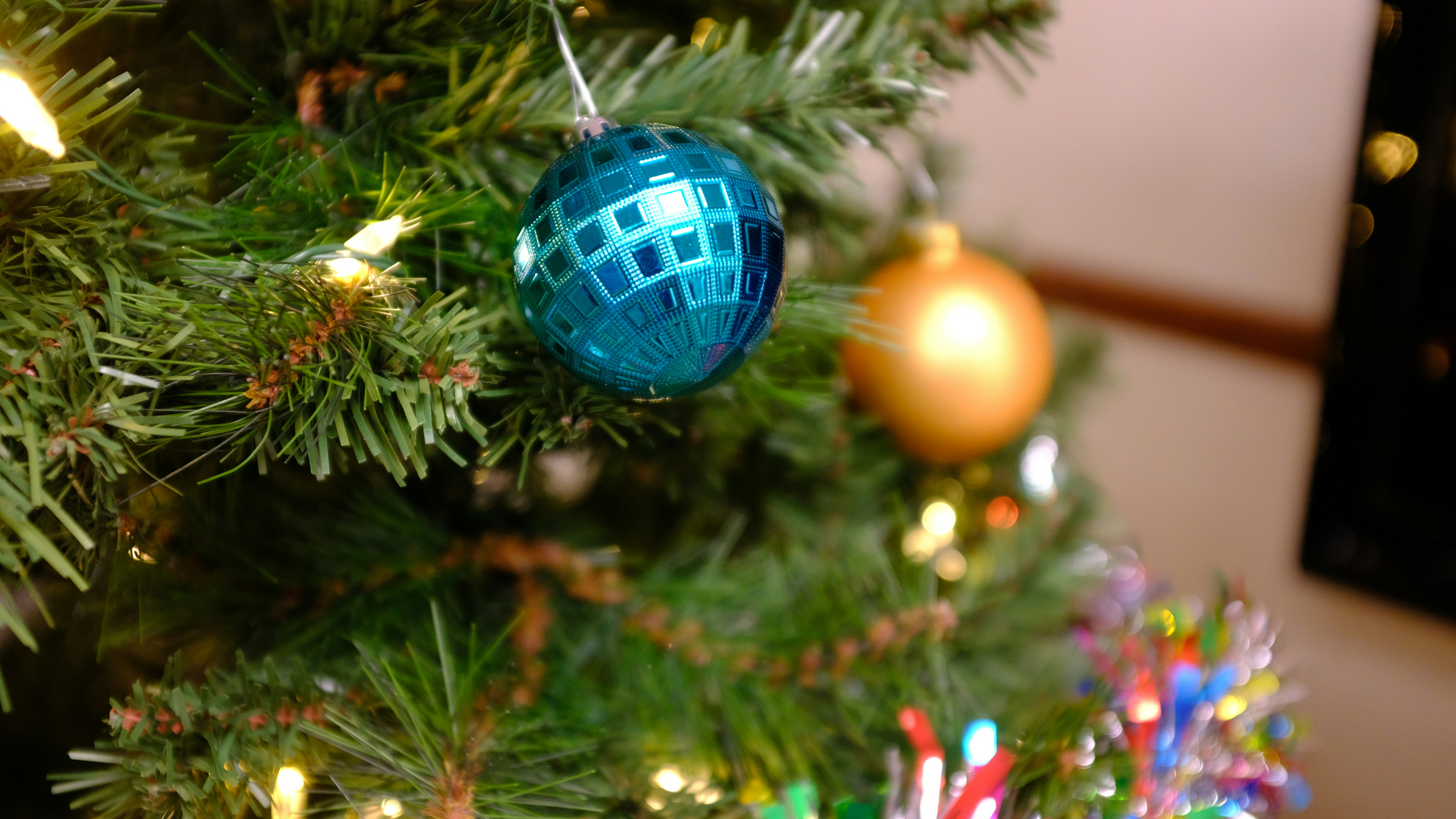 Un primer plano de un árbol de Navidad con adornos