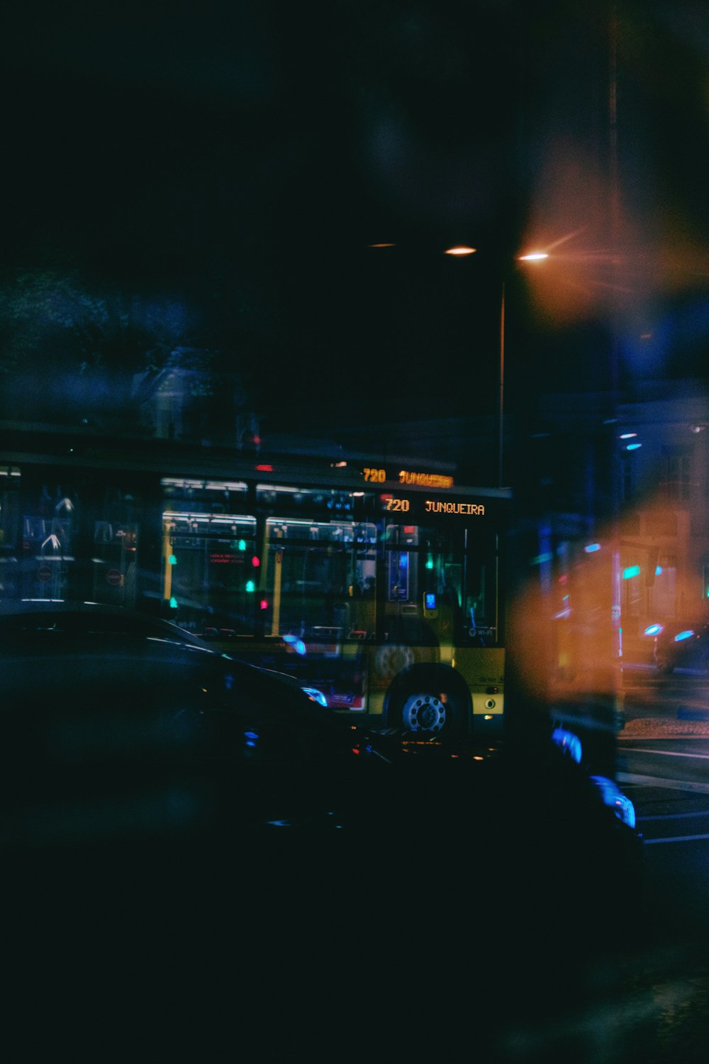 Ein verschwommenes Foto eines Stadtbusses bei Nacht